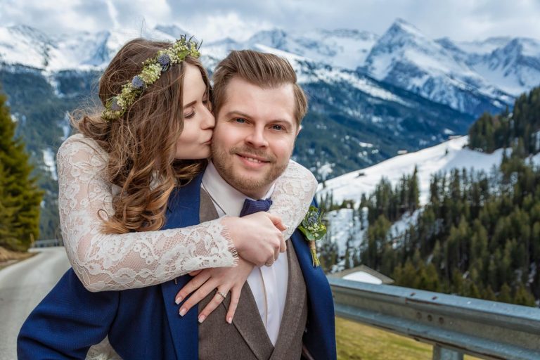Hochzeit in Hintertux Austria Brautpaar Luisa Marcel Kuss 768x512